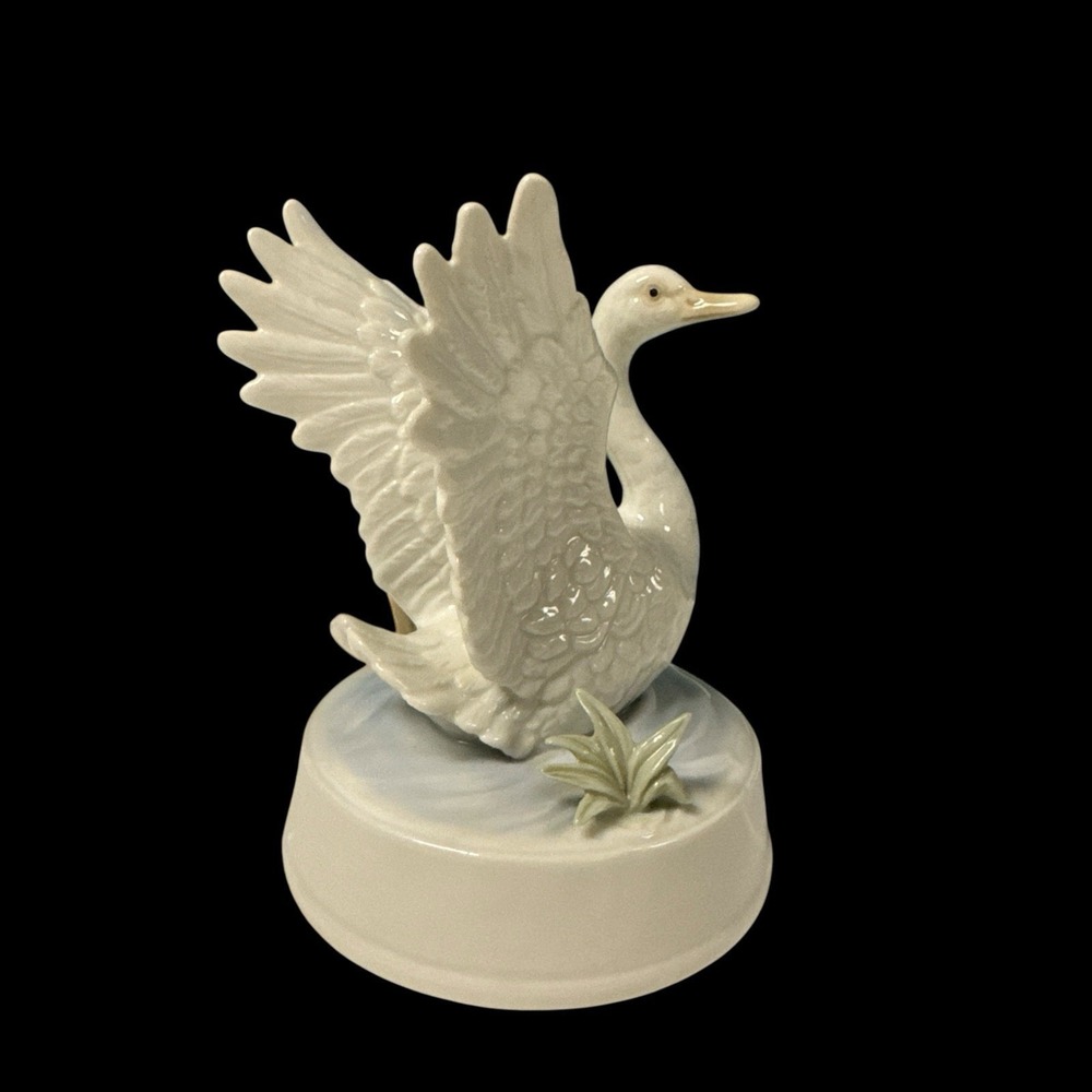 Vintage OTAGIRI SWAN LAKE SWAN FIGURINE PORCELAIN MUSIC BOX Rare